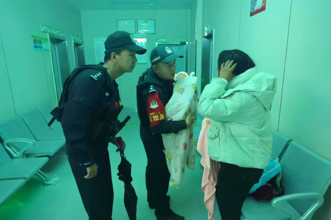 民警深夜出警，化身“奶爸”，暖心守护！
